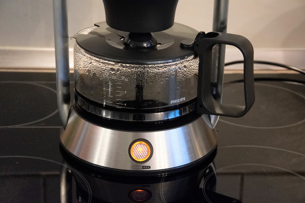 Noch bevor der Brühvorgang abgeschlossen ist, kannst du die Kanne aus der Maschine ziehen und dir eine Tasse einschenken. Durch den eingebauten Tropfstoff geht hier nichts daneben.