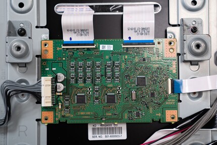 Von rechts kommen die Informationen vom Mainboard. Durch die Flachbandkabel nach oben werden die Infos zu den LEDs weitergeleitet.