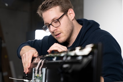 Das wäre zu einfach gewesen: Rahmen entfernen und Glas vom Panel entfernen. Aber nö, keine Chance.