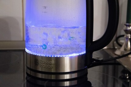 Beim Kochvorgang leuchtet der Glaskörper in einem angenehmen Blau