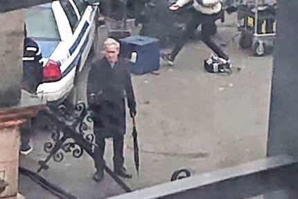 Fotos vom Set. Der Schirm, Pinguins Markenzeichen, könnten darauf schliessen lassen, dass es sich um Colin Farrell handelt.