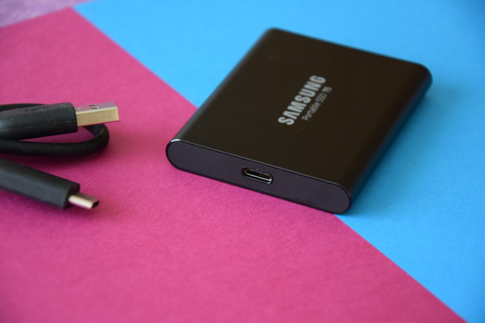 Die SSD schließt du per USB-Typ-C an. Dem Datenträger liegen zwei verschiedene Kabel bei