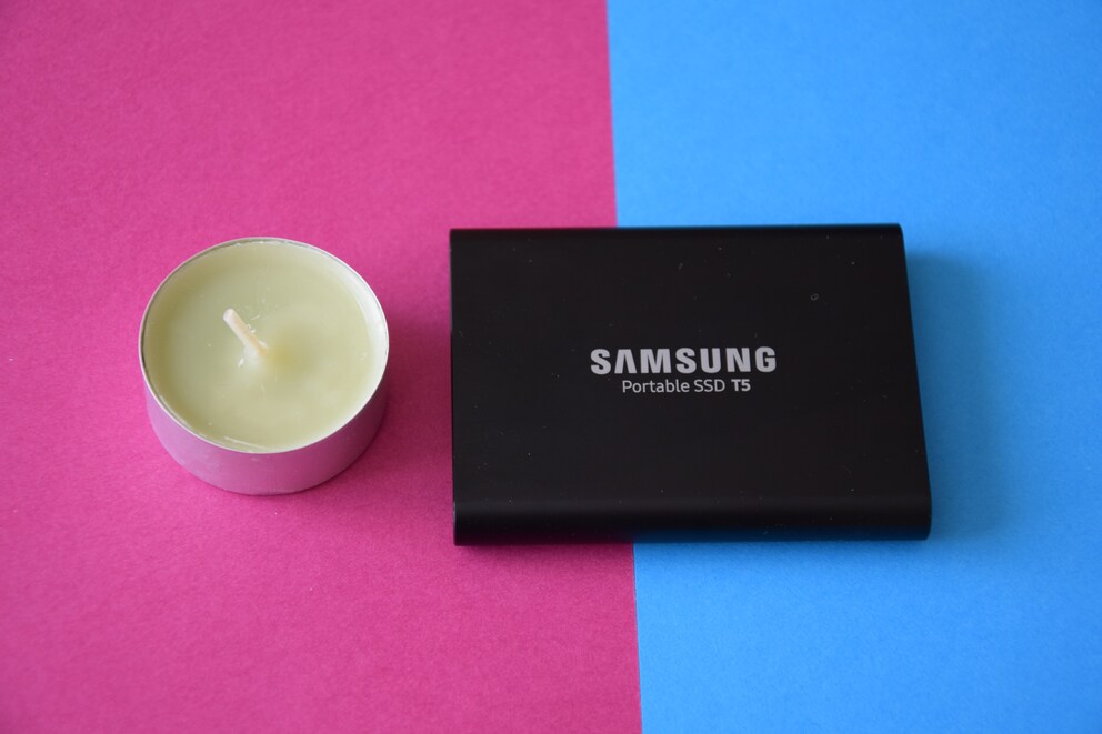 Die externe Samsung SSD T5 im Größenvergleich mit einem Teelicht