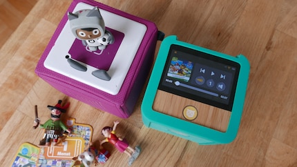 Die Toniebox (links) ist etwas grösser und dicker gepolstert. Bei der Tigerbox Touch steht das Display im Fokus.