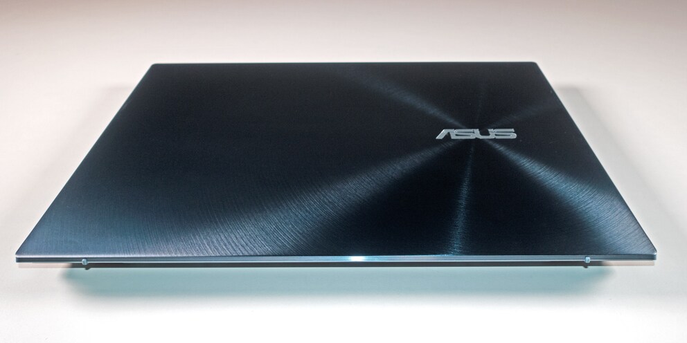 Die Farbgebung «Celestial Blue» wirkt je nach Lichteinfall eher schwarz, blau oder türkisblau.