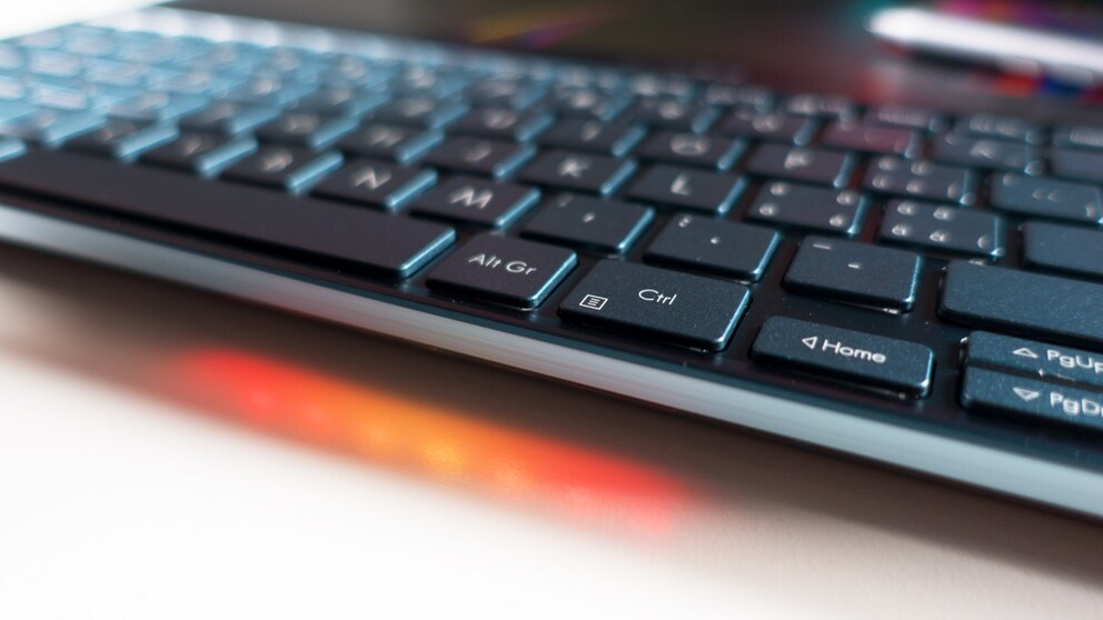 Die LED-Beleuchtung zeigt, dass das ZenBook gerade geladen wird.
