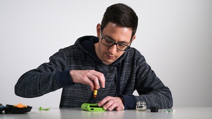 Zum Auseinandernehmen müssen sechs Schrauben am Gehäuse und drei am Motherboard gelöst werden.
