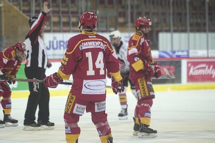 Puck und Mitspieler im Blick.