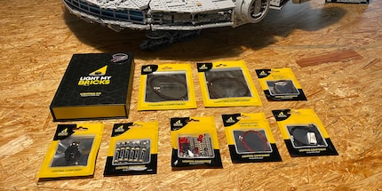 In der Box oben links befinden sich die acht Beutel mit Einzelteilen.