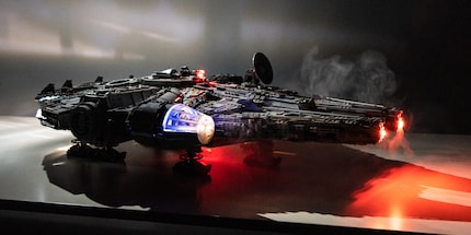 Licht aus, Scheinwerfer an – der LEGO Millennium Falcon inklusive LED-Beleuchtung. Bild: Thomas Kunz
