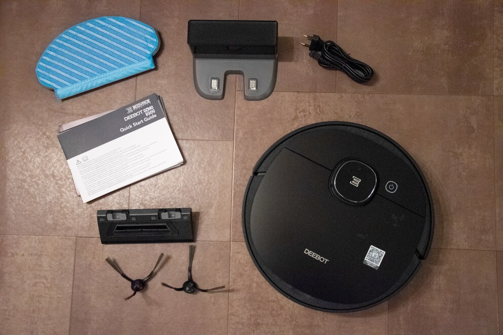 Zum Lieferumfang des Deebot Ozmo 950 gehören neben dem Roboter auch eine Ladestation, Ersatzbürsten, Filter, ein Modul zum Direktabsaugen und ein Wischaufsatz