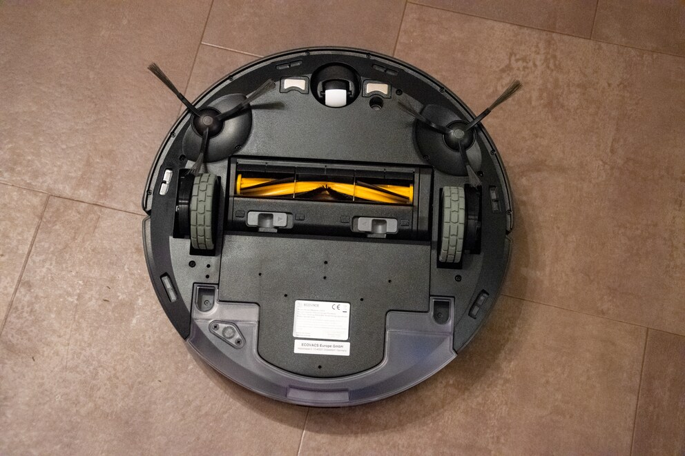 Der Wassertank sitzt hinten im Roboter, das Saugmodul in der Mitte der Unterseite. Hier ist die Kombibürste verbaut