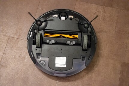 Der Wassertank sitzt hinten im Roboter, das Saugmodul in der Mitte der Unterseite. Hier ist die Kombibürste verbaut