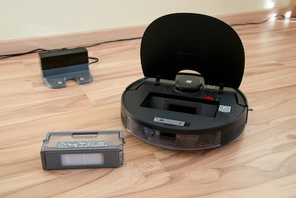 Den Staubbehälter ziehst du an einem Henkel aus dem Gerät. Die Handhabung beim Ausleeren könnte vom Hersteller verbessert werden