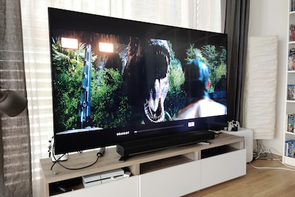LG’s SM9900 clearly has less blooming in this scene...