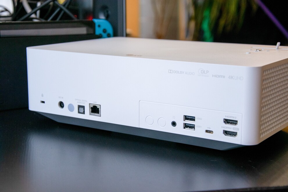 Alle Kabel kommen in die Rückseite des Geräts. Neben HDMI sind hier u.a. USB-Anschlüsse und der Kopfhörerausgang