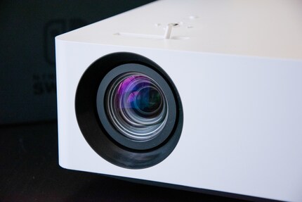 Das Bild kommt über ein 4-Kanal-LED-System, was laut Hersteller für 30000 Stunden halten soll