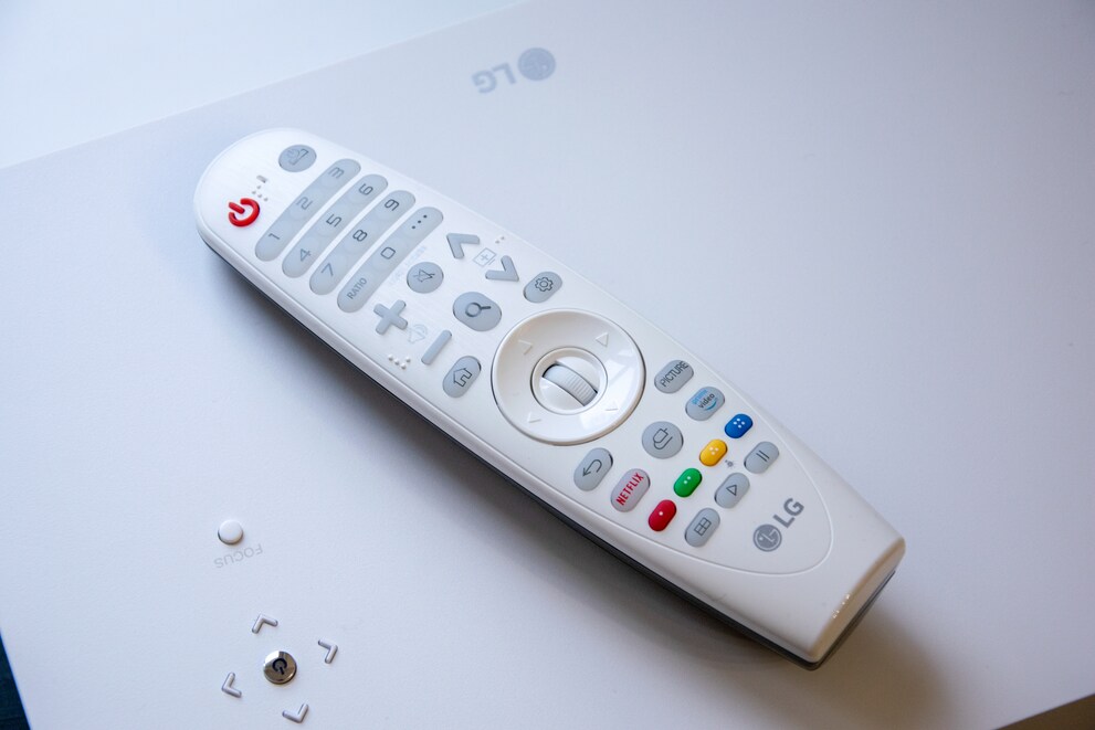 Die Fernbedienung hat u.a. Tasten, die direkt die Apps für Netflix oder Amazon Prime Video starten