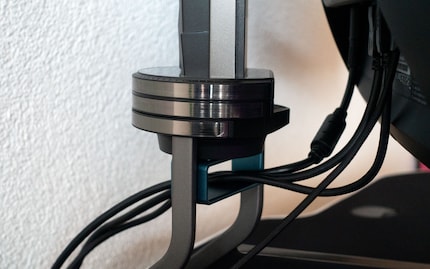 Der Standfuß aus hartem Plastik und Metall bietet auch eine Kabelmanagementlösung.