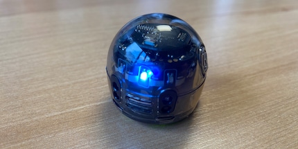 Klein, aber oho: So sieht der Ozobot Evo aus der Nähe aus.