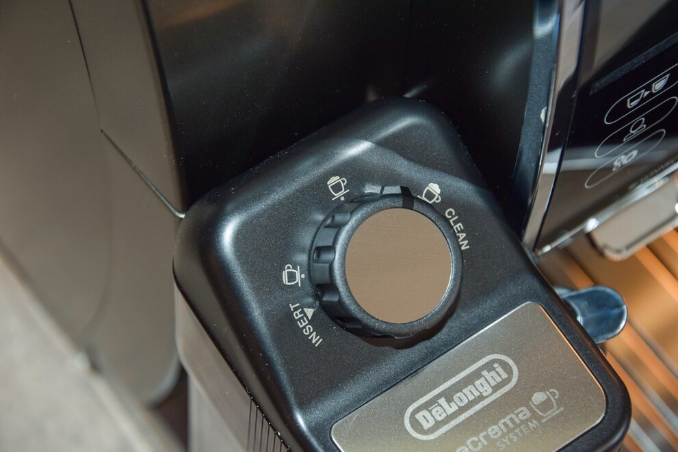 Die Stärke des Milchschaums stellst du über ein Rädchen ein. «Clean» spült das Milchsystem nach der Benutzung mit Wasser.