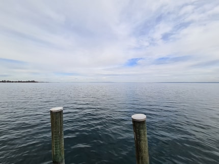 Die Sicht auf den See, fotografiert mit dem Oppo Find X2 auf 1x Zoom