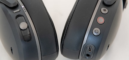 Links: Vibrationsregler und Ein/Aus/Pairing. Rechts: nächstes Stück, Play/Pause, vorheriges Stück.