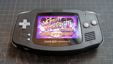 Game Boy Advance mit IPS LCD V2 Mod: Er ist auch abseits des Displays der ultimative Game Boy, da er Rückwärtskompatibilität zu alten Game-Boy-Modulen bietet.