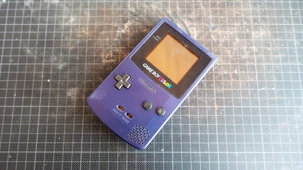 Diesem Game Boy Color fehlen nicht nur Tasten, sein Inneres lässt mich schaudern.