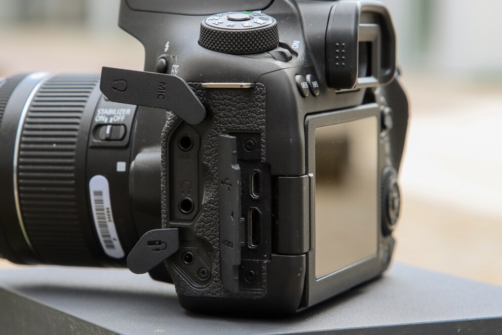 Die Anschlüsse der EOS 90D.