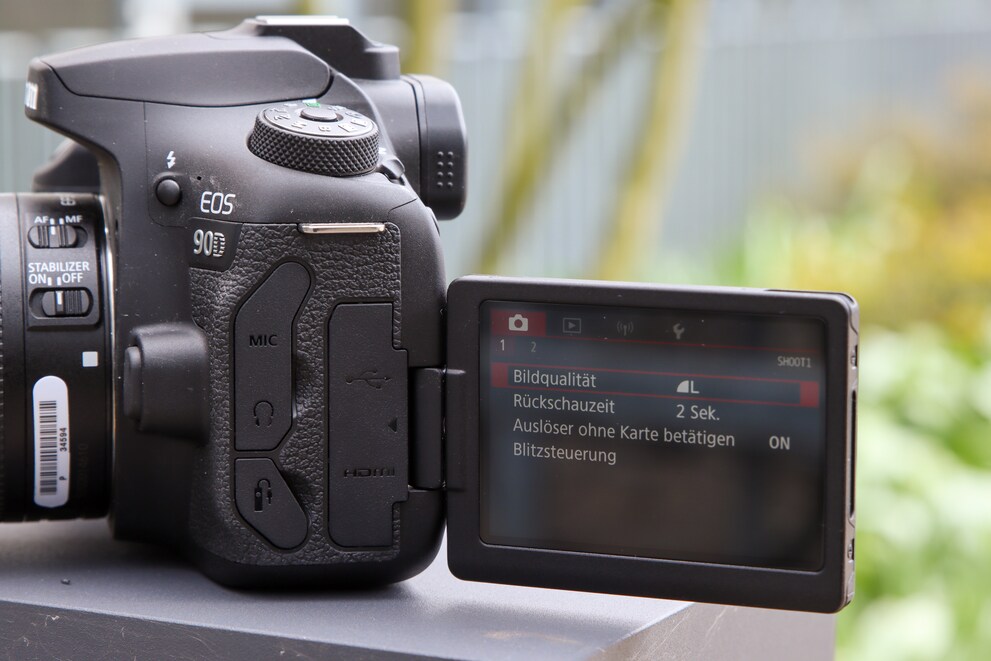 Das Display der EOS 90D klappt zur Seite heraus.