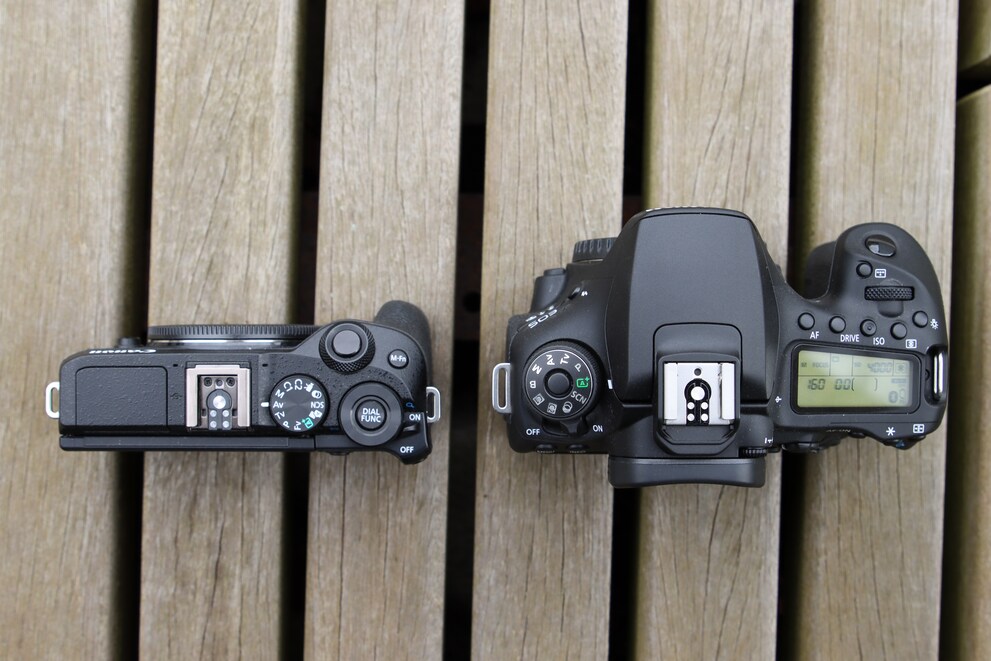 Über das Info-Display hast du bei der EOS 90D (rechts) mehr Infos direkt im Blick.