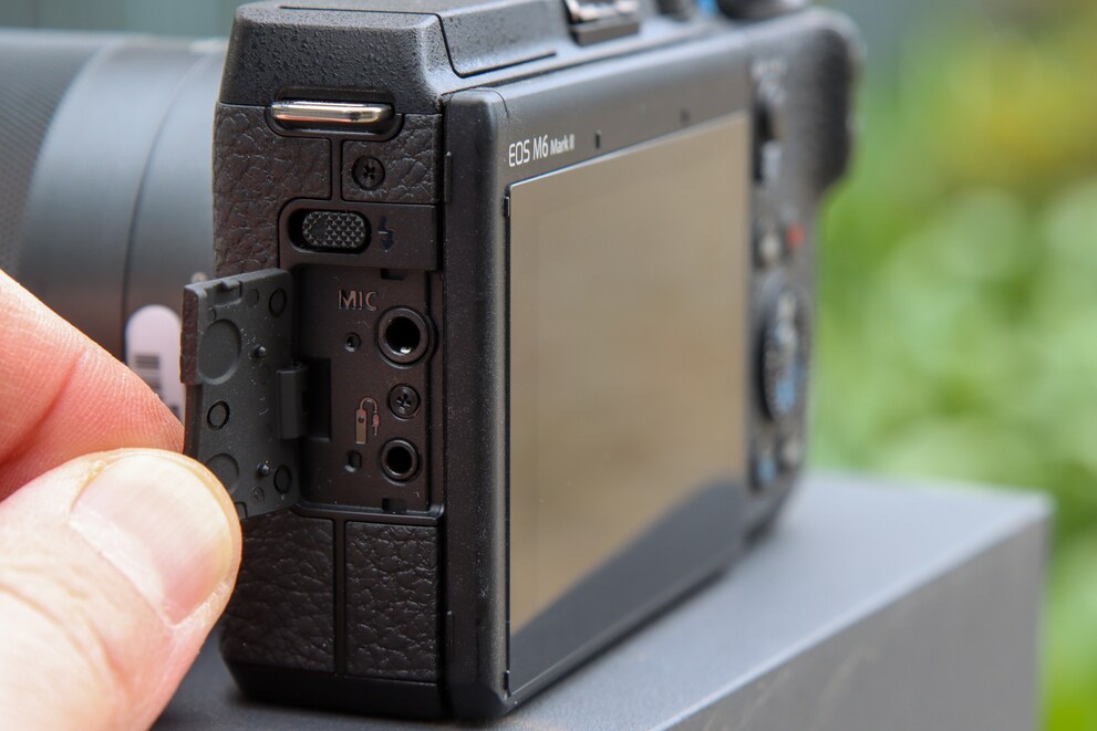 Die Anschlüsse der EOS M6 Mark II – der Micro-HDMI-Anschluss befindet sich auf der anderern Seite.