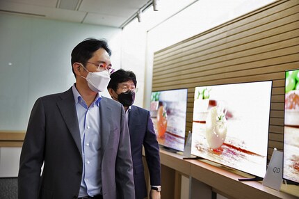 Samsung Electronics Vizepräsident Lee Jae-yong inspiziert die neuen QD-OLED-Fernseher.