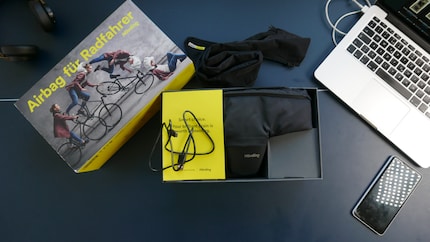 Der Hövding, ein Überzug und ein USB-C Ladekabel. Das ist alles.