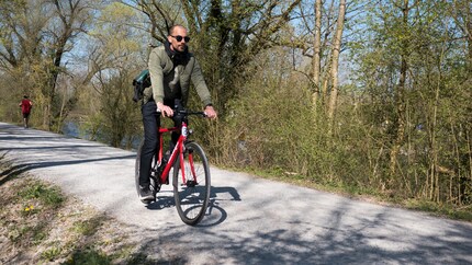 Ohne Helm, dafür mit dickem Hals: Anfangs ist der Hövding für mich ungewohnt.