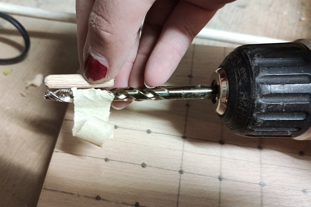 Den Bohrer markiere ich mit einem Stück Klebeband, damit die Löcher nicht zu tief werden.