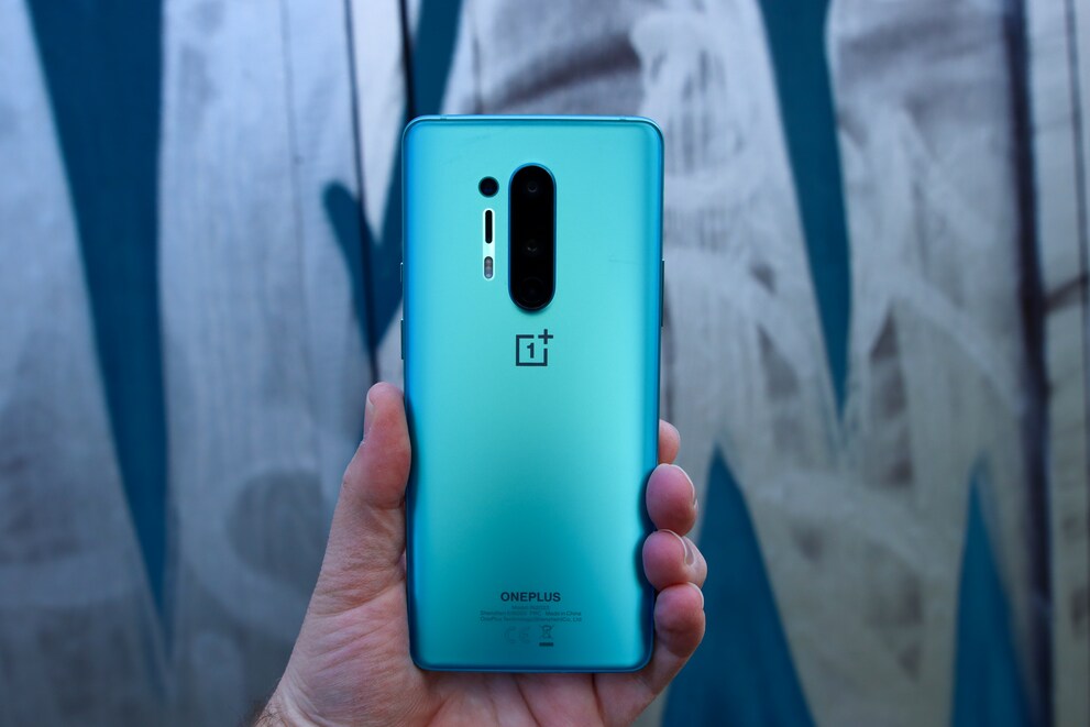 Nicht nur farblich ist das OnePlus 8 ein Hingucker.