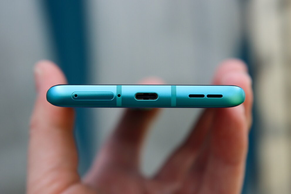 USB-C-Anschluss und Lautsprecher auf der Unterseite.