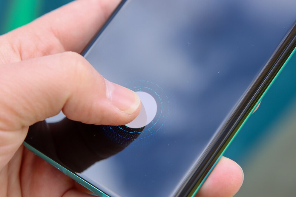 Fingerabdrucksensor im Display.