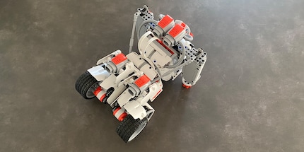 Macht auch von hinten eine gute Figur: Der Roboter hält sich mit Liegestützen fit.