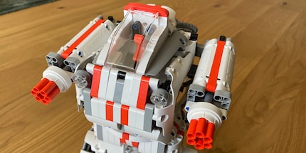 Das Cockpit ist leer und wartet darauf, dass du die Kontrolle übernimmst.