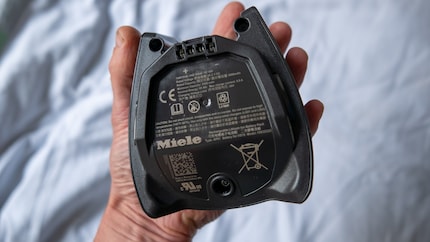 Der Akku ist handlich, das Ladekabel kann direkt angesteckt werden.