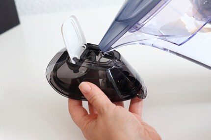 Den Wasserbehälter fülle ich mit entkalktem Wasser auf.
