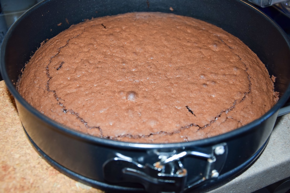 Der Kuchen war nach der vom Ofen gewohnten Zeit innen noch flüssig und brauchte fast doppelt so lang.