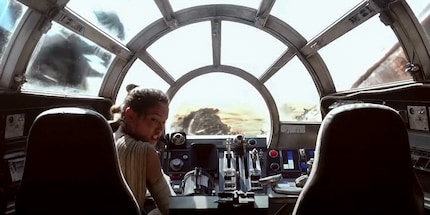 Schrottsammlerin Rey entkommt zwei professionellen TIE-Fighter-Piloten der First Order – ohne Co-Piloten.