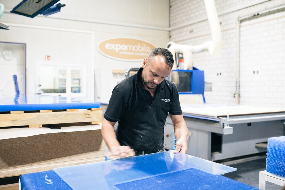 Die CNC-Fräse schneidet im Akkord, die Kanten werden von Hand gebrochen.