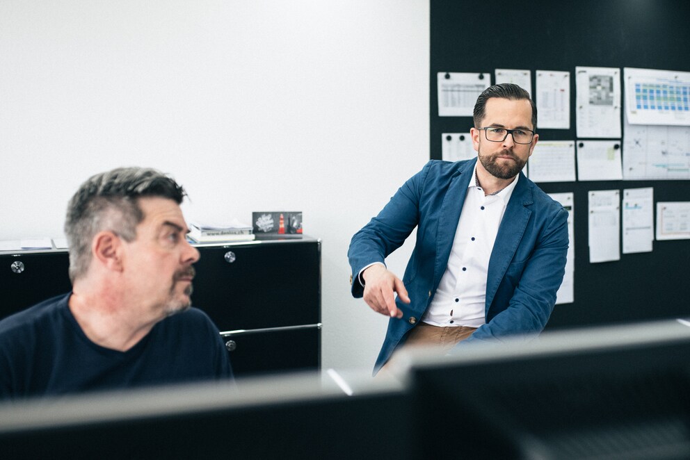 Johannes Baumann (rechts) erklärt die temporäre Umsattlung des Kerngeschäfts.
