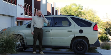 Walter und das wohl scheusslichste Auto der Welt. Bild: Serienjunkies