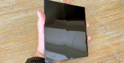 Der Falz im Screen des Huawei Mate Xs ist von der Seite her gut sichtbar, von oben aber nicht